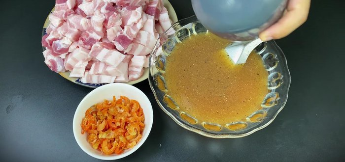 Blend shallots and garlic using a hand blender.