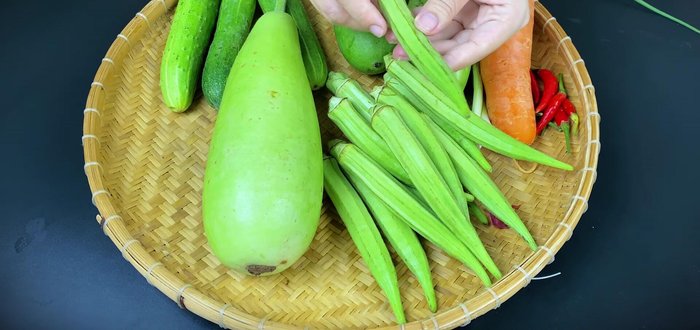 Prepare the vegetables: Wash and cut all vegetables into bite-sized pieces. Note: Okra should not be cut at the ends. Harder vegetables should be boiled first, then softer vegetables.