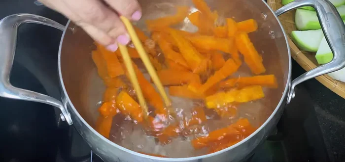 Boil vegetables separately in 2 liters of water with 1 tablespoon of sugar to keep them green and crisp. Once cooked, immediately transfer to a bowl of cold water to stop the cooking process and wash away excess sugar.