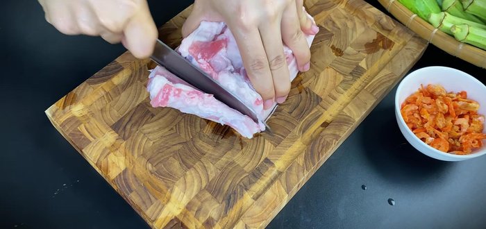 Wash and dry the pork belly. Cut the pork belly into finger-sized pieces.