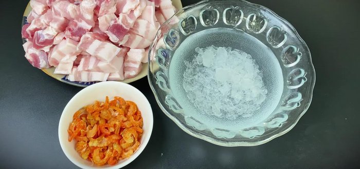 Make the sauce: In a bowl, combine water, rock sugar, seasoning, fish sauce, oyster sauce, pepper, and palm sugar.