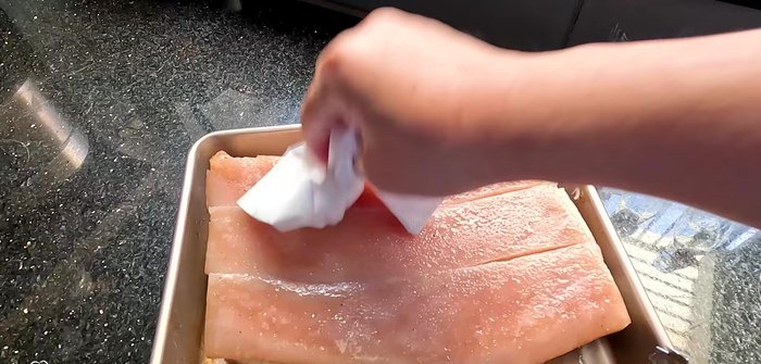 Turn the skin-side up again. Dry the skin with a towel and continue roasting at 200°C for 20-30 minutes until the skin starts to crackle.