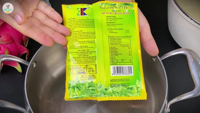 Prepare another pot. Mix 50g of black jelly powder, 15g of tapioca starch and 150g of sugar. Add 1 liter of water and stir until well combined. Soak for 30 minutes.