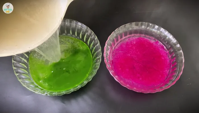 Divide the jelly into two bowls. Add dragon fruit pulp and pandan juice to each bowl. Stir well to distribute the color evenly and let it cool at room temperature before refrigerating to set.