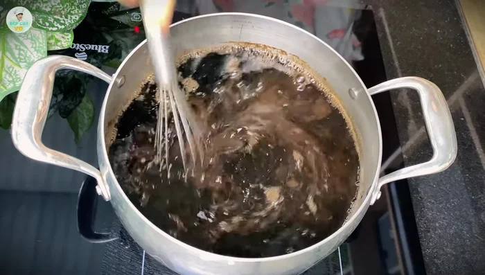 Cook the black jelly mixture, stirring constantly to prevent burning. Cook for 3-5 minutes over medium-low heat until thickened and clear. Pour into molds and refrigerate to set.