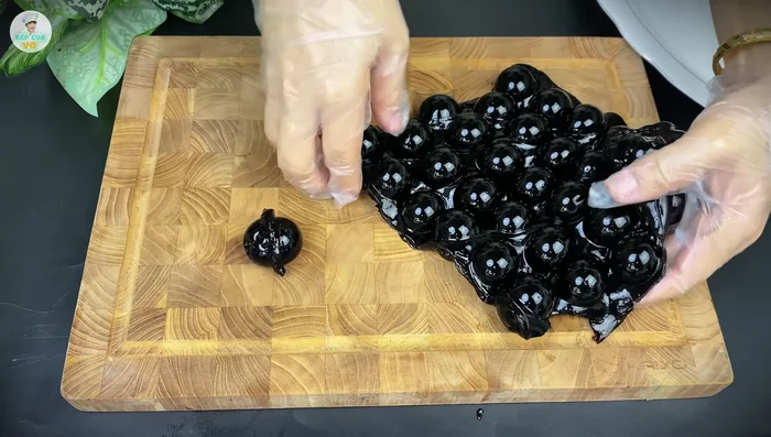 Once set, cut the jelly into desired shapes.