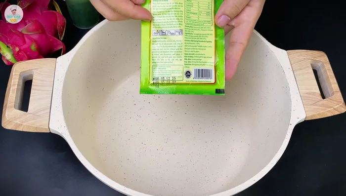 Soak the jelly powder in a pot with 180g of sugar and 800ml of water for 30 minutes.