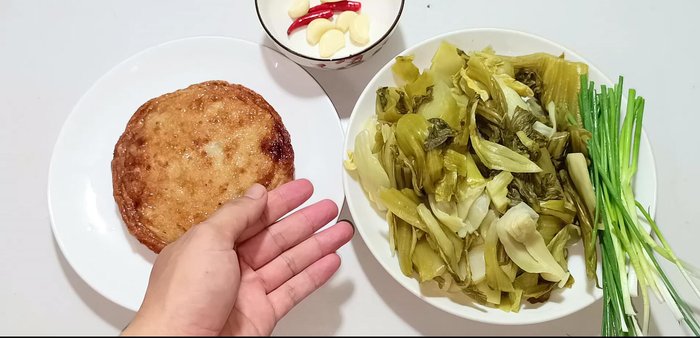 Wash the pickled cabbage thoroughly (3-4 times) and squeeze out excess water. Cut into 3-4cm lengths.