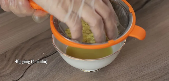Prepare ginger juice by crushing 40 pieces of ginger, adding 4 tablespoons of water, and straining.