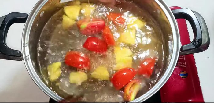Add 1 liter of water to the pot. Bring to a boil, then add the marinated anchovies and other ingredients (okra, chili, etc.).