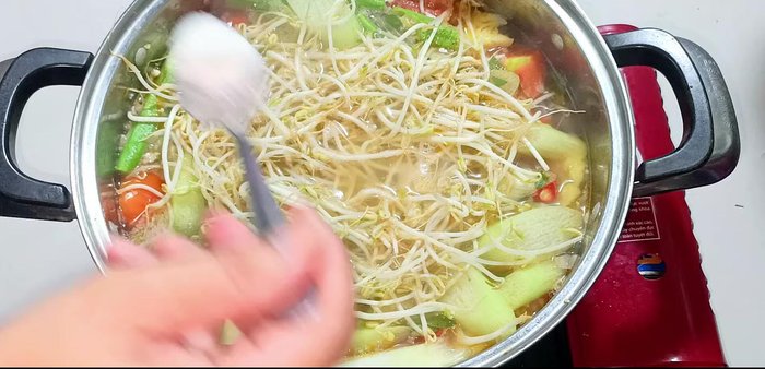 Season the soup with seasoning powder, sugar, MSG, fish sauce, salt, and optionally annatto oil. Stir gently.