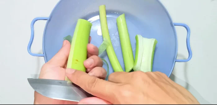 Prepare the vegetables: Peel and slice the shallots and garlic. Cut the tomatoes into four pieces. Slice the chili pepper. Chop coriander and cilantro finely.