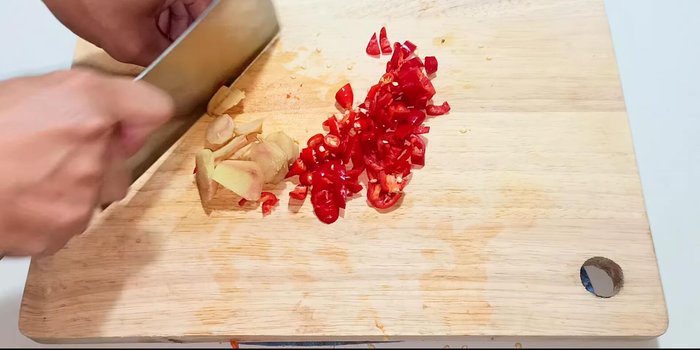 Peel and chop the galangal and garlic. (A blender can be used for faster chopping).