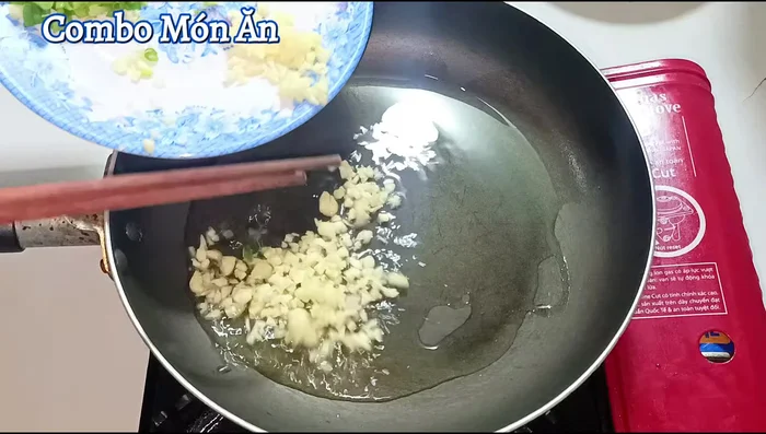 Fry garlic until golden brown. Set aside fried garlic and reserve garlic oil.