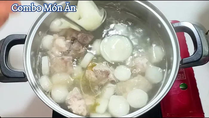 After 40 minutes of simmering, check the pork bones for tenderness. Remove bones and some radish. Season the remaining broth with seasoning powder, sugar, salt, and MSG.