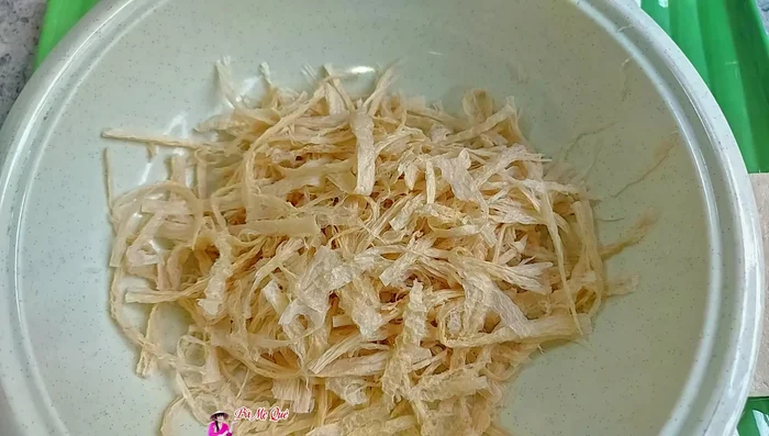 Mix shredded spare ribs with tofu, sugar, vegetarian seasoning, and fried onions. Knead well to create a chewy texture.