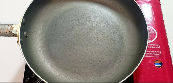 Heat cooking oil in a frying pan over medium heat.