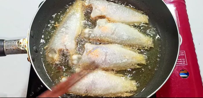Fry the fish until the bottom side is golden brown and crispy. Flip and fry the other side.