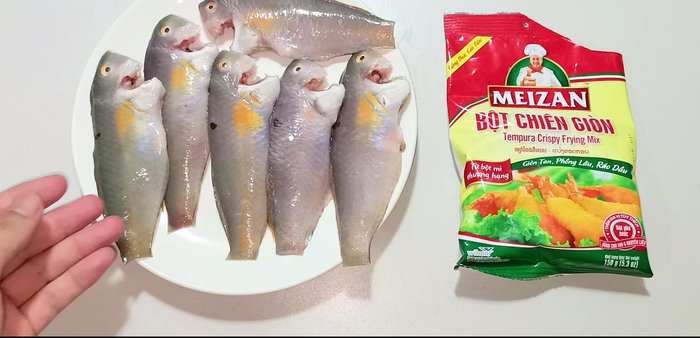 Clean and wash the parrot fish thoroughly, inside and out. Let it drain.