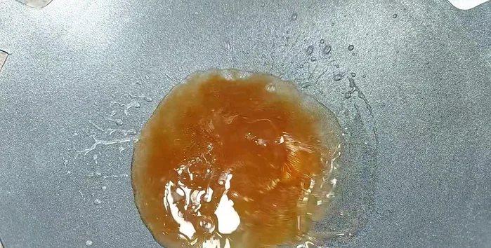 Prepare the sauce by combining tamarind juice, sugar, vegetarian seasoning, water, chili sauce, and soy sauce. Cook until it boils and thickens slightly.