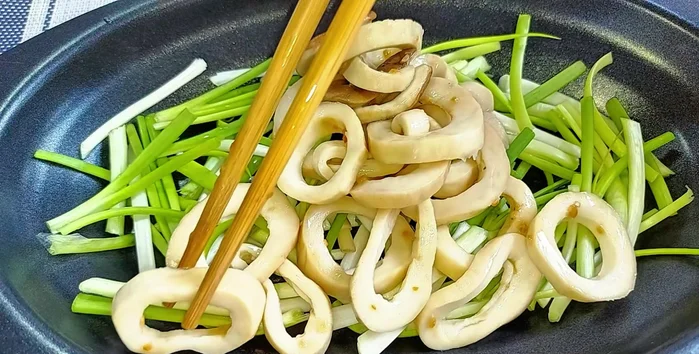 Arrange green onions (or celery) on an aluminum plate. Arrange the marinated mushrooms (squid, cuttlefish, and scallops) on top. Pour the sauce over the 'seafood'.