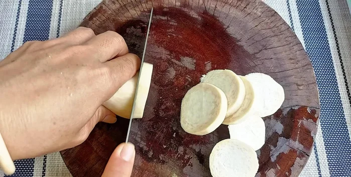 Slice king oyster mushrooms to a moderate thickness. Use a vegetable cutter to create a hole in the center of each piece, resembling squid.